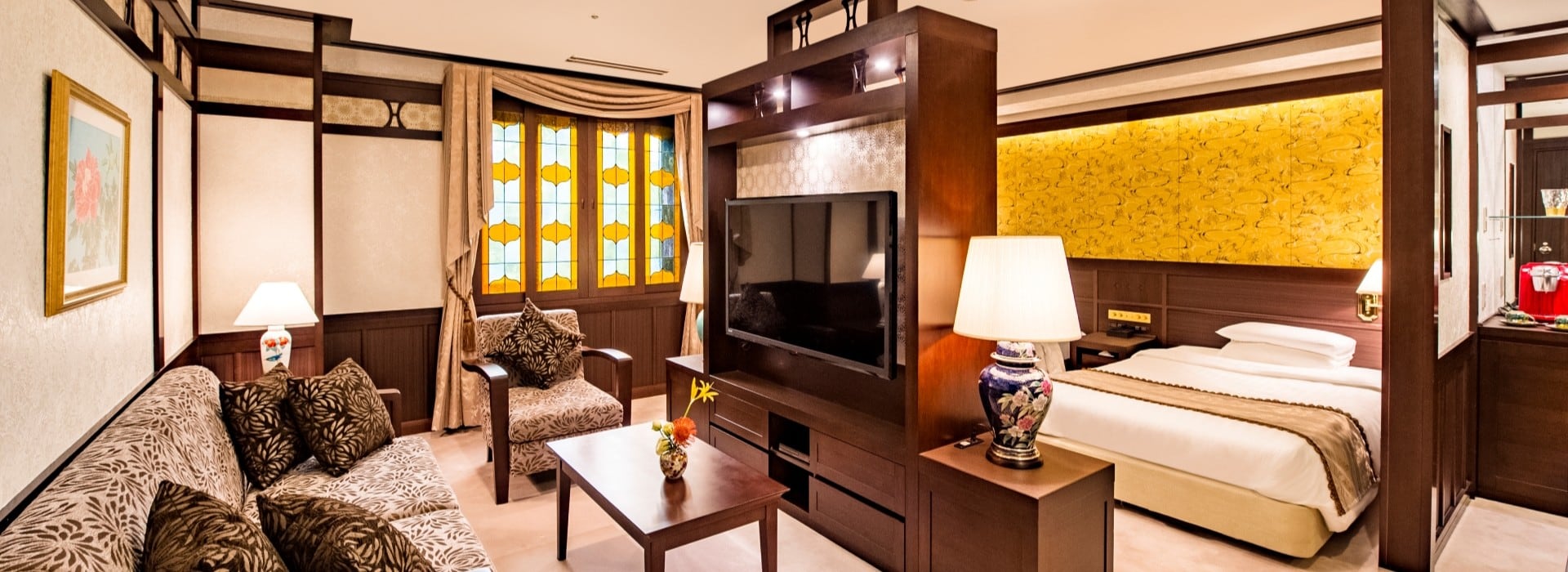 A guest room at Hakuchoro Sanraku with stained glass windows and dark wood furniture