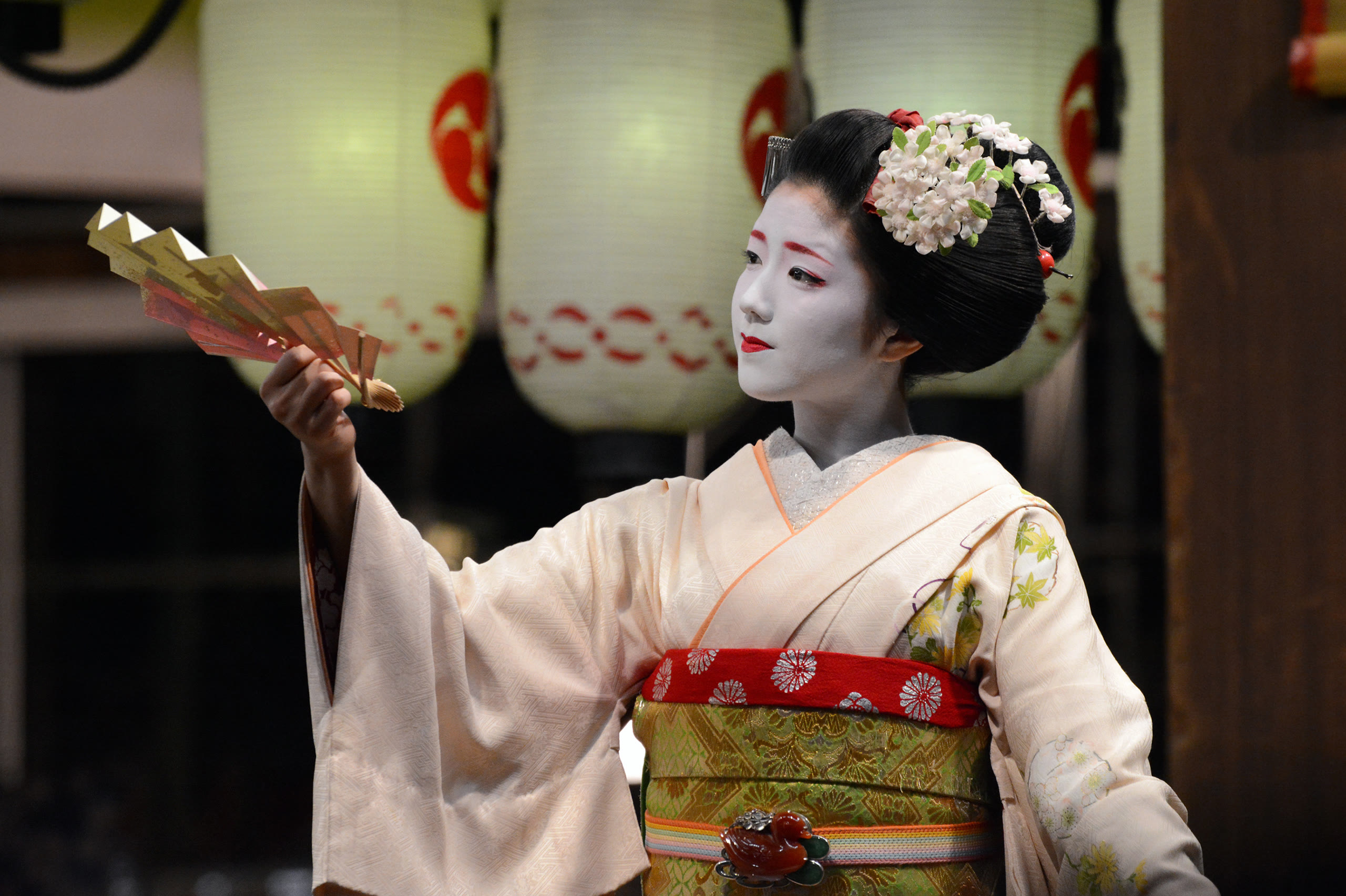 An evening in Gion, in the company of a maiko