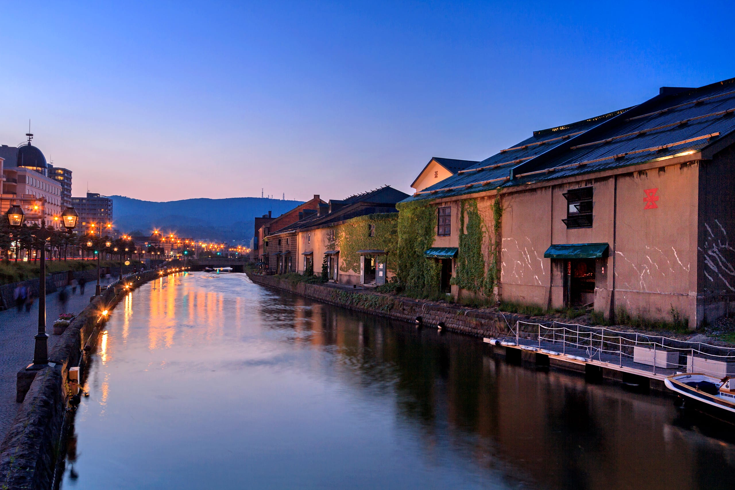 The canal district of Otaru, at dusk